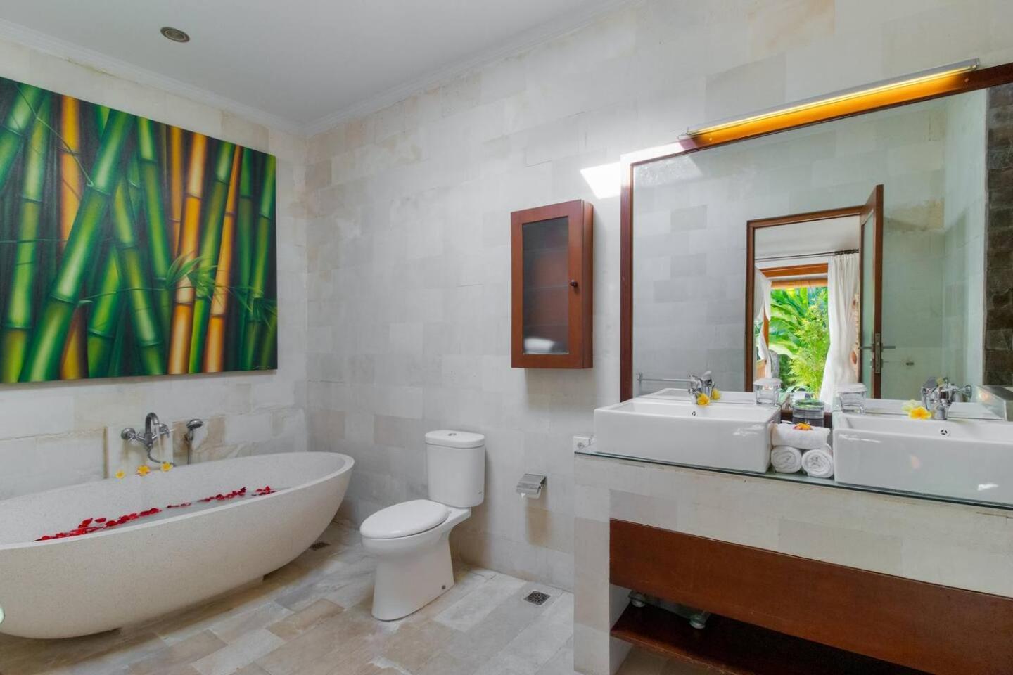 Вилла Heart Of Seminyak, 2Br, Sleeps 4, Walk To Bintang Экстерьер фото